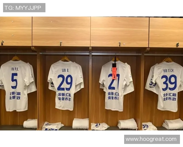 足球明星更衣室幕后揭秘球员们的真实生活瞬间大公开