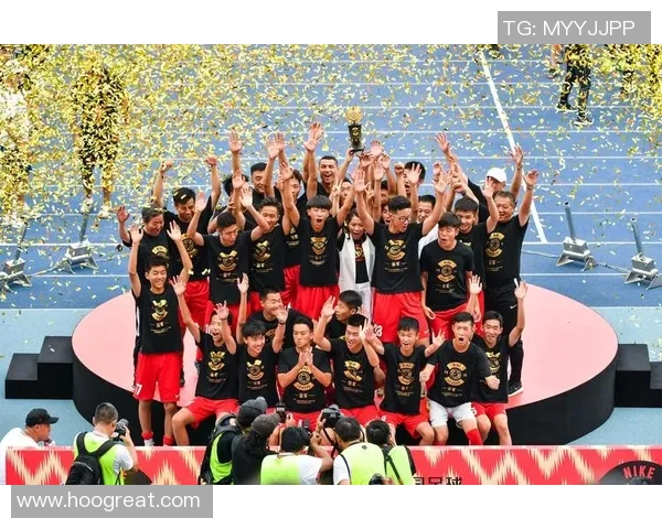 巴塔木足球明星的崛起与传奇旅程揭秘，激励无数年轻球员追逐梦想